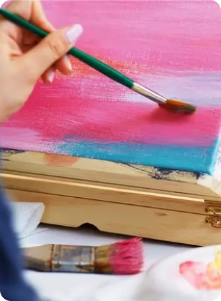 Persona pintando un cuadro