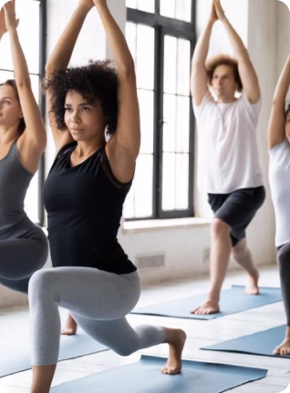 Personas haciendo yoga