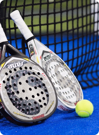 Raquetas de padel junto a una pelota