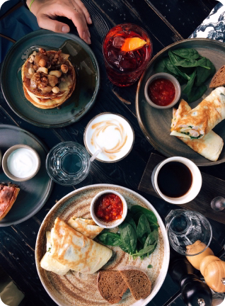 Fotografía cenital de comida en un restaurante