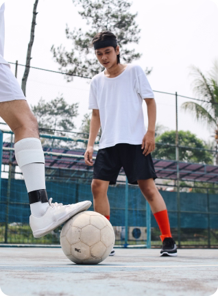 Chicos jugando al fútbol