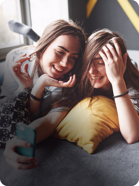 Chicas sacándose selfies