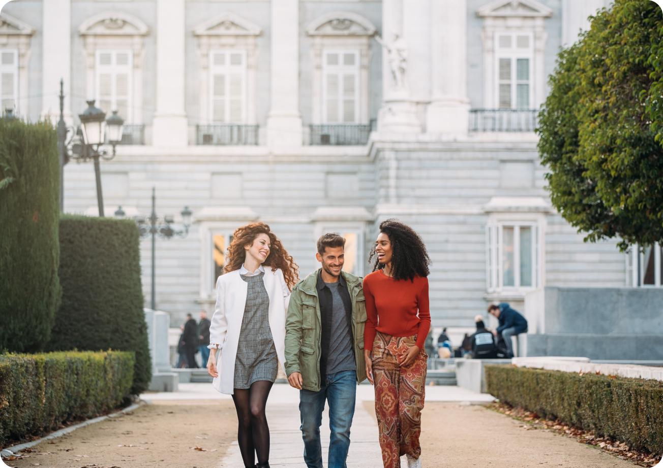 Tres jóvenes amigos paseando