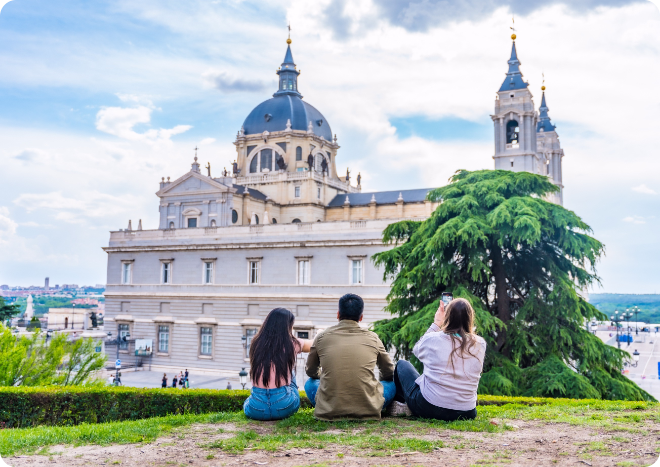 Turistas visitando Madrid en vacaciones