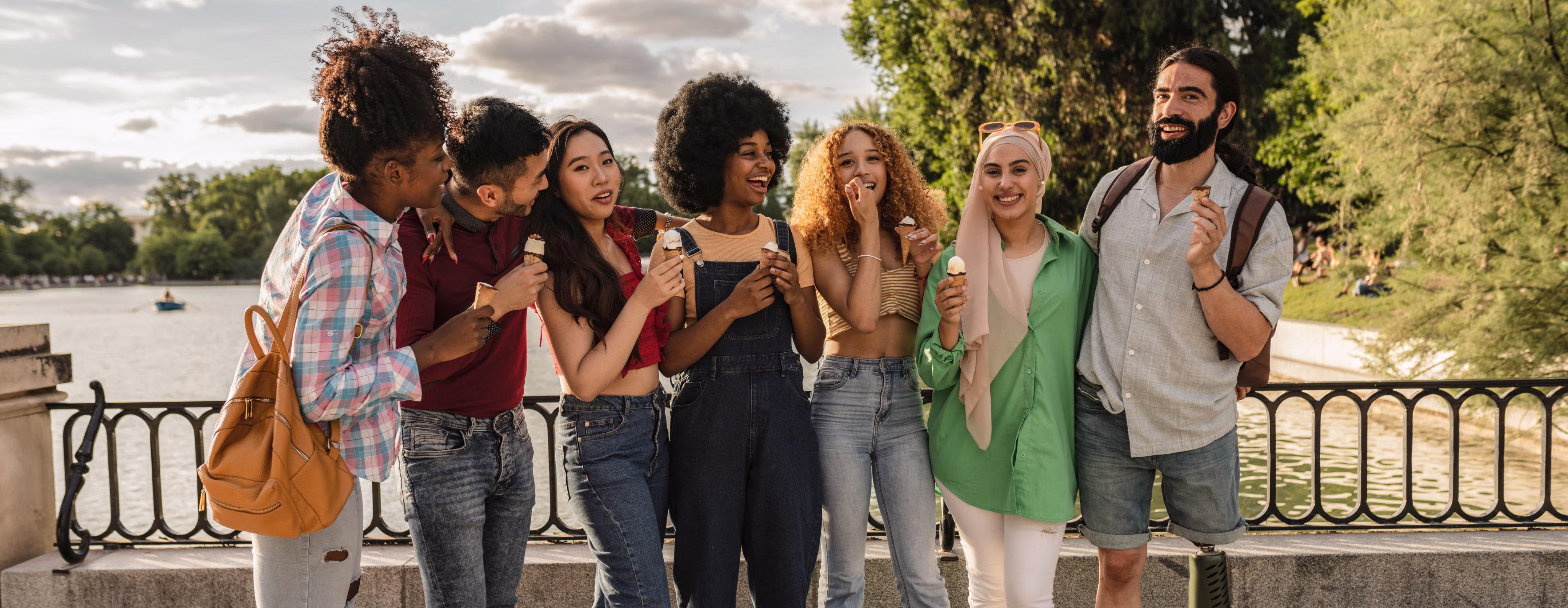 Grupo de amigos multiculturales comiendo helado